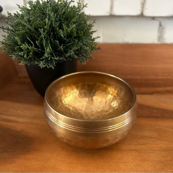 Hammered Brass Singing Bowl - Picture 4 of 6